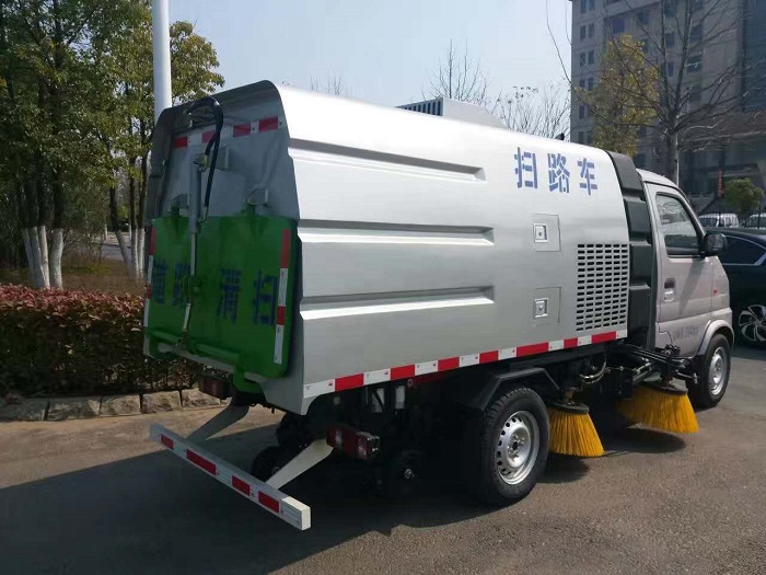 長(zhǎng)安小型道路洗掃車(chē)掃路車(chē)圖片