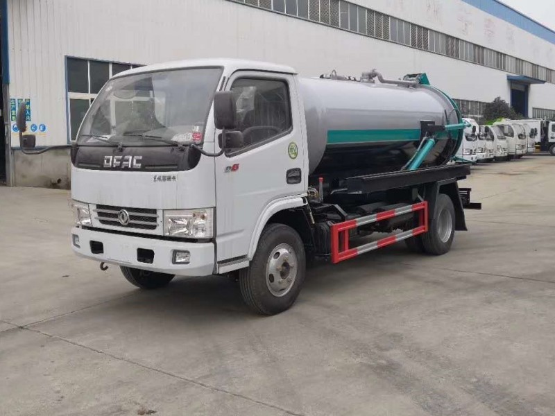 東風多利卡5方吸污車