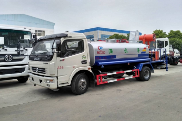 東風(fēng)大多利卡霧炮車(8噸、30-40米噴霧機(jī))圖片