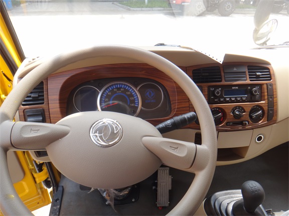 東風(fēng)雙排座8-10米平臺升降高空作業(yè)車圖片